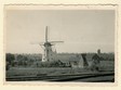 De Boonesmolen, gezien vanuit het perron. In de verte de St. Jozefskerk op het toen nog vrijwel onbebouwde Keent. Waarschijnlijk is de foto genomen aan het eind van de 2e Wereldoorlog.